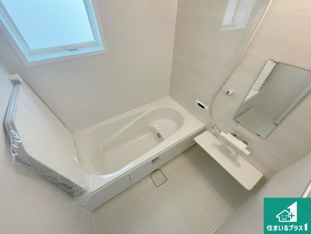神戸市北区甲栄台　新築一戸建ての浴室|足をゆったり伸ばして寛げる浴槽です。窓が設けられていますので差し込む光が明るく穏やかな雰囲気にしてくれます♪浴室乾燥機も設置しているので、雨の日の洗濯物も安心です♪