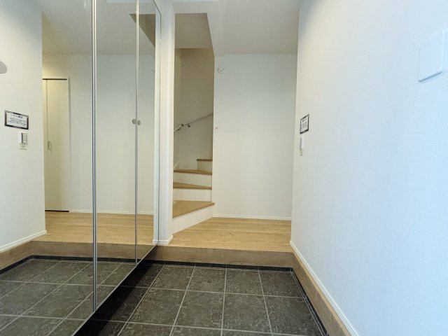 豊島区上池袋3丁目 全3棟 2号棟の玄関|家の顔でもある玄関はホールを設けゆとりある空間を演出
シューズボックスも扉の面材はスタイリッシュなミラーを施してます
お出かけ前のチェックにも便利です