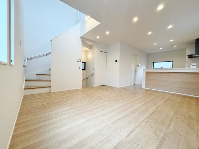 豊島区上池袋3丁目 全3棟 2号棟の居間・リビング|家の中心でもあるLDKは16.4帖の開放感
2階リビングは周りの目線が気にならず陽当たりよく心地よい空間です
一部吹抜けを設けた開放感あふれる空間