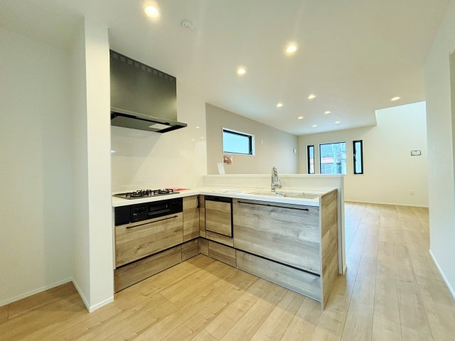 豊島区上池袋3丁目 全3棟 2号棟のキッチン|人気の対面キッチンはリビングを眺めながらお料理ができます
家事効率が上がるハイスペックなキッチン
タッチレス水栓、食器洗乾燥機が標準装備です