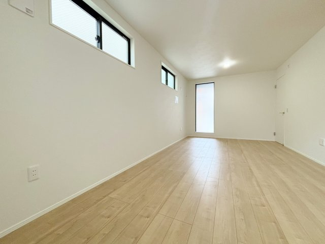 豊島区上池袋3丁目 全3棟 2号棟の洋室|1階12帖洋室は2ドア仕様につき二部屋に仕切る事ができます
7帖側洋室より