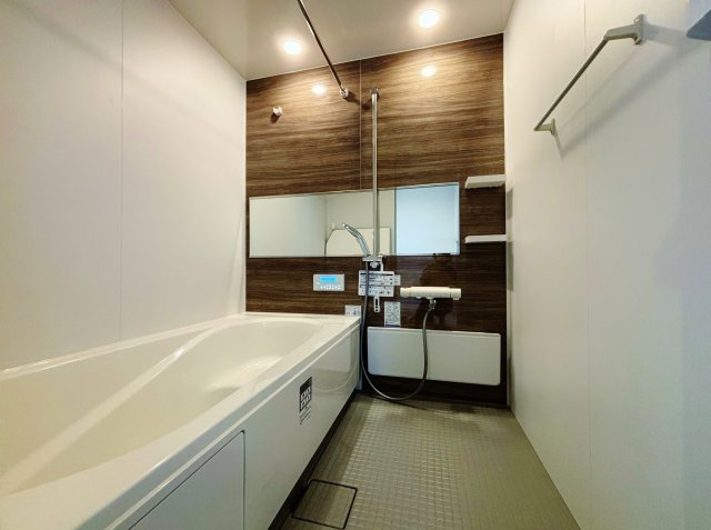 豊島区上池袋3丁目 全3棟 2号棟の浴室|落ち着いた色合いの浴室
一坪タイプの浴室は足を伸ばしてゆっくりバスタイムを楽しめます
浴室換気乾燥機が標準装備です