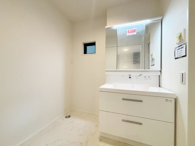 豊島区上池袋3丁目 全3棟 2号棟の独立洗面台|使いやすい三面鏡の洗面台
鏡裏やベースキャビネットなど収納が豊富なので水回りをキレイにお使い頂けます
広々とした洗面室はお子様との入浴にも充分なスペースがございます