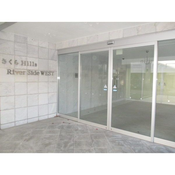 さくらHillsリバーサイドWESTのエントランス