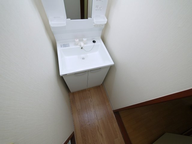 サニーハイツ朝日ヶ丘Bの独立洗面台|朝の支度にも助かる、独立の洗髪洗面化粧台