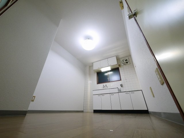 サニーハイツ朝日ヶ丘Bの居間・リビング|キッチンでお料理をお楽しみください