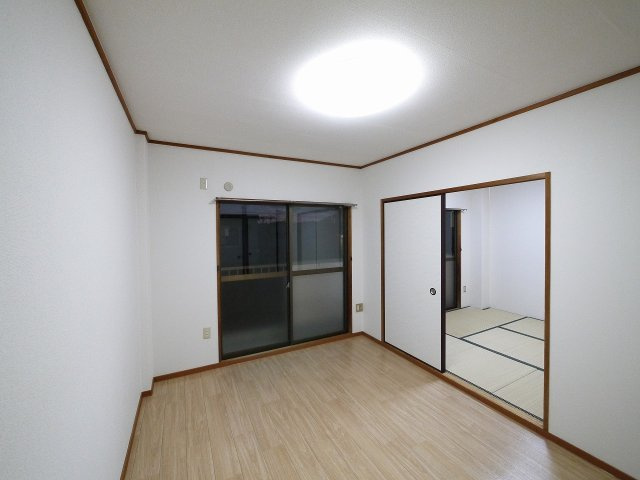 サニーハイツ朝日ヶ丘Bの洋室|明るい洋室です