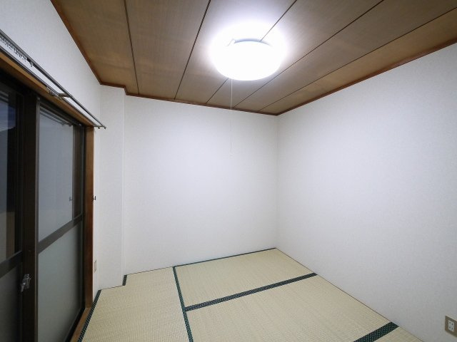 サニーハイツ朝日ヶ丘Bの和室|フローリングだけでなく、和室もあります