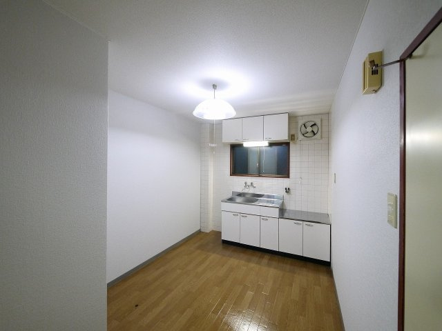 サニーハイツ朝日ヶ丘Bの居間・リビング|ゆったり過ごせる居間です