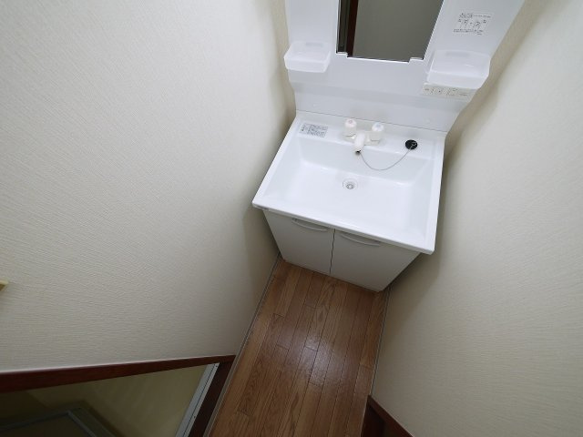 サニーハイツ朝日ヶ丘Bの独立洗面台|独立洗面化粧台が付いています