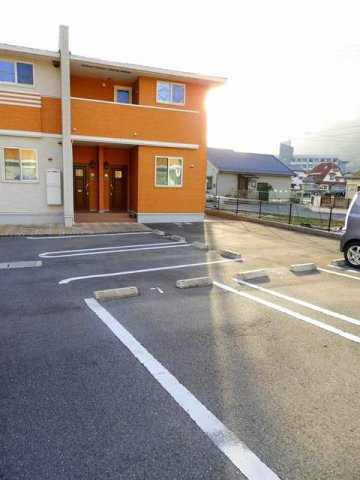 サニーウエル　ヴィラの駐車場|駐車場に車を止められます