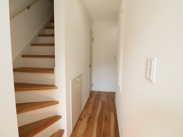 ♪弊社売主仲介手数料無料　新築戸建　１号棟（川崎区池上新町2丁目）全3棟のその他共用部分|収納・姿見もある玄関です