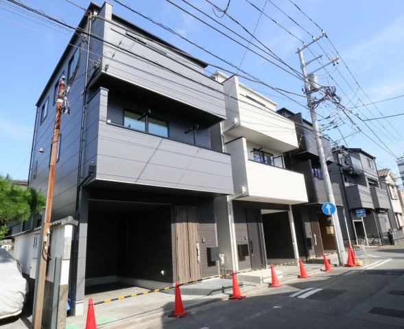 ♪弊社売主仲介手数料無料　新築戸建　１号棟（川崎区池上新町2丁目）全3棟の前面道路含む現地写真