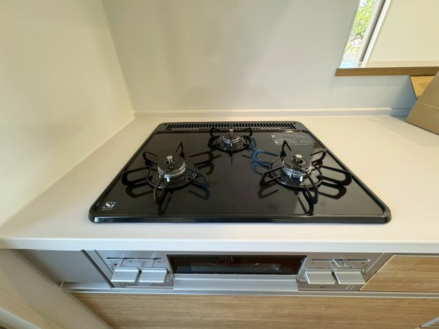 ーBloomーブルームー小倉北区今町2丁目2期　【小倉北区　新築戸建て】のキッチン|3口ガスコンロのシステムキッチン♪【小倉北区　新築戸建て】