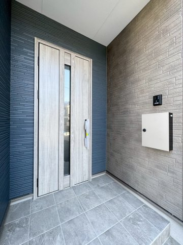 ーBloomーブルームー小倉北区今町2丁目2期　【小倉北区　新築戸建て】の玄関|玄関には屋根があるので雨の日のドアの開閉も焦らず済みます♪【小倉北区　新築戸建て】