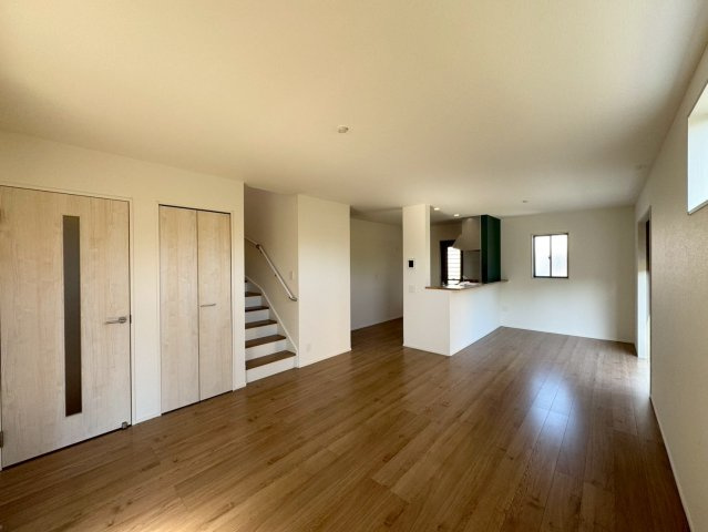 ーBloomーブルームー小倉北区今町2丁目2期　【小倉北区　新築戸建て】の居間・リビング|和室の扉を開けていれば20帖以上の広々空間に♪【小倉北区　新築戸建て】