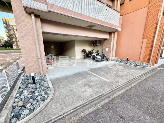 ベル花の木の駐車場