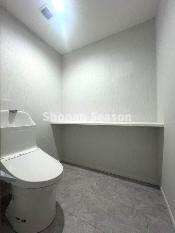 【トイレ】 | 広々としたトイレ空間なので、リラックスできそうですね♪