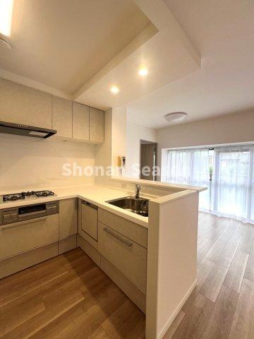 【居間・リビング】 | 北西・南東側にバルコニーがある角部屋なので、住み心地も快適ですよ♪