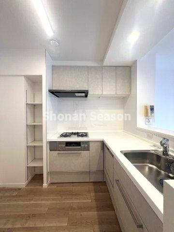 【キッチン】 | 動線短く、作業効率上がるキッチンはL字型！対面式で会話も弾みます♪