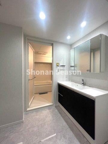 【独立洗面台】 | 鏡裏部分にも収納スペースが確保された、機能性に優れた独立洗面台◎