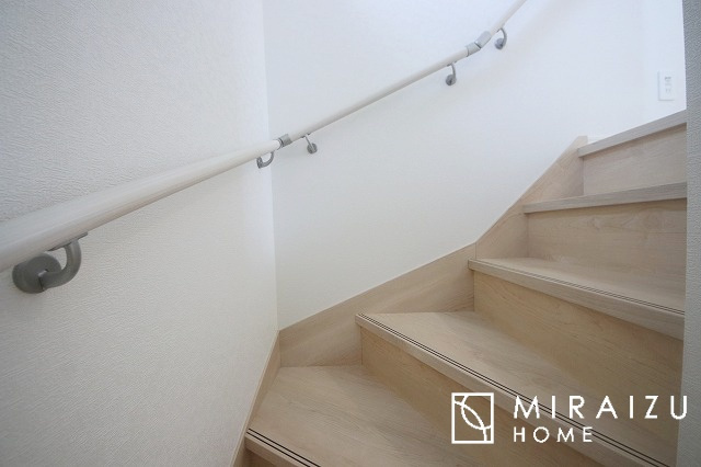 【内装】 | 安全性に配慮した手すり、清潔感や明るい陽光を取り入れてくれる窓がある階段。LED照明付きでお財布にもやさしいつくり。