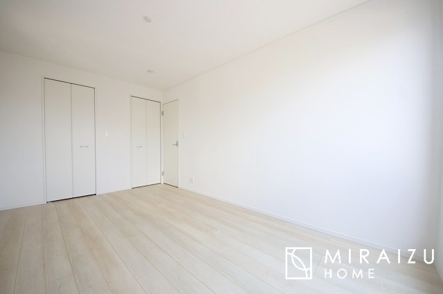 【寝室】 | 日当たりの良いお家は嬉しいですよね。それぞれ価値観が分かれる箇所です、実際に内覧して日当たりの心地よさをご体感下さいね♪