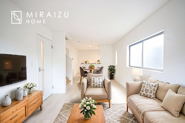 【居間・リビング】 | 窓が多いと温かな太陽の光と心地いい風が室内へと入ります。家族が集まるリビングは明るく過ごしやすいつくりです。窓が多いお家は住みやすい証です。