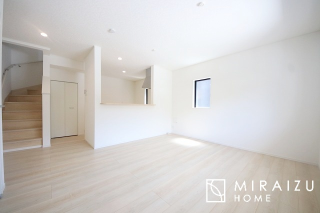 【居間・リビング】 | お子さんが宿題をしたり、ちょっとした作業もできる、家族みんながそれぞれの時間を過ごせるリビングです。