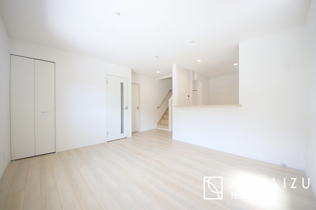 【居間・リビング】 | 食事を取るスペースもリラックスしてくつろげるスペースもお子さんが勉強するスペースも兼ね備えたリビングダイニング。