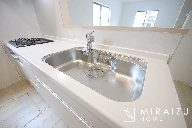 【キッチン】 | 収納力と機能性を備えたシステムキッチン。圧力鍋や大きなフライパンなどの調理器具から調味料など幅広く収納し、お料理のしやすいつくりになっています。