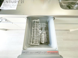 食器洗浄乾燥機は手洗いに比べて時間や労力を節約できます。また、高温のお湯で洗浄されるため、雑菌や細菌を殺菌する効果もあります。さらに、乾燥機能があるため、手で拭く手間も省け衛生的に保管できます。