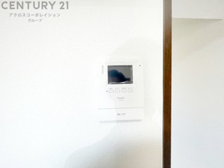 訪問者が来たときにテレビ画面で確認できるため、安心してドアを開けられます。録画機能があるものもあり、留守中に来訪者を記録しておくことができます。利便性が高く、セキュリティ面でも安心です。