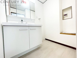 衣服の収納や脱ぎ着や整理整頓がしやすく、湿った衣類を乾燥させるスペースがありカビや臭いの発生を防ぎます。床の汚れを他の部屋に持ち込まず清潔を保つことができます。また快適な入浴環境の整備にも役立ちます。