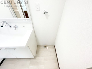 洗濯物の仕分け作業がしやすく、整理整頓が容易になります。洗濯音や湿気を他の部屋に持ち込まず、生活環境を快適に保ちます。上部を活用すれば収納スペースを確保でき洗剤や洗濯用品の整理もしやすくなります。