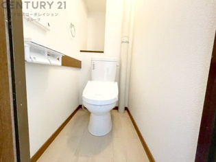 温水洗浄便座付トイレは温水洗浄機能により、暖かい水でおしりを洗浄することができ、冷たい水を使う従来の便座に比べ、温水洗浄機能で暖かいトイレを提供し、快適な使用を可能にします。