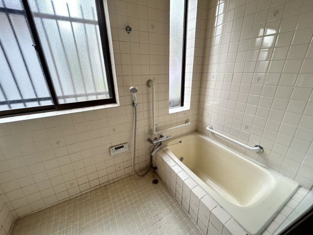 【浴室】 | 勝立売家 | 明るい窓付きの浴室はガラスがすりガラスで安心です！