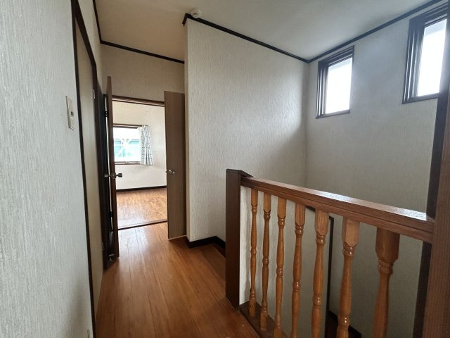 【その他】 | 勝立売家 | 明り取りの窓が付いた明るい階段部分です！