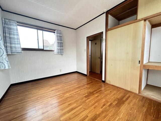 【洋室】 | 勝立売家 | ２階は各部屋独立バルコニー付きです！