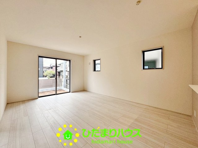 宮代町川端　新築一戸建て　01　リーブルガーデンの居間・リビング|光が差し込むLDK！