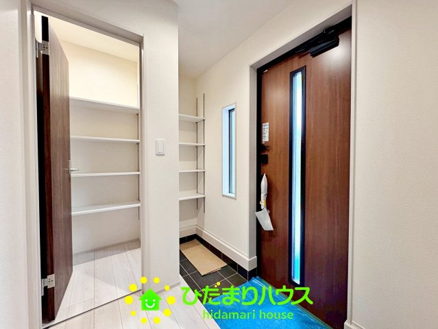 宮代町川端　新築一戸建て　01　リーブルガーデンの玄関|シューズクロークのある玄関！！