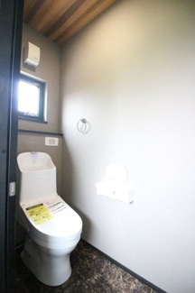 【トイレ】 | 大島小学校・郡山第六中学校区　郡山市富田町菱内　ウェルズホーム　No８ | 
【２階トイレ】トイレも気になるポイントですね(*^▽^*) １階・２階にトイレがありますので安心ですね♪