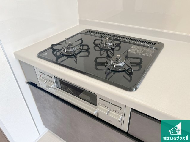 神戸市西区玉津町高津橋　第2期　新築一戸建てのキッチン|ダブル高火力Ｓｉセンサー付きコンロ！３口あるので、まとめて料理をする時も大活躍！