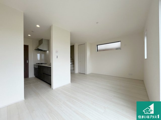 神戸市西区玉津町高津橋　第2期　新築一戸建ての居間・リビング|日当たり良好の明るいリビングで朝の目覚めもスッキリできそう！対面キッチンでご家族のコミュニケーションも自然と増える設計！小さなお子様が遊ぶスペースを作っても広々とくつろげるLDK！