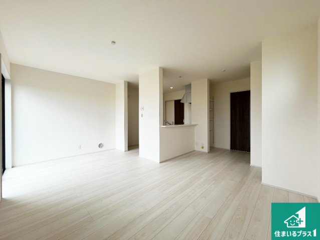 神戸市西区玉津町高津橋　第2期　新築一戸建ての居間・リビング|シンプルなリビングは、観葉植物等のインテリアを楽しめますね！パパ好みにも、ママ好みにも家具次第で雰囲気を変えることができます！