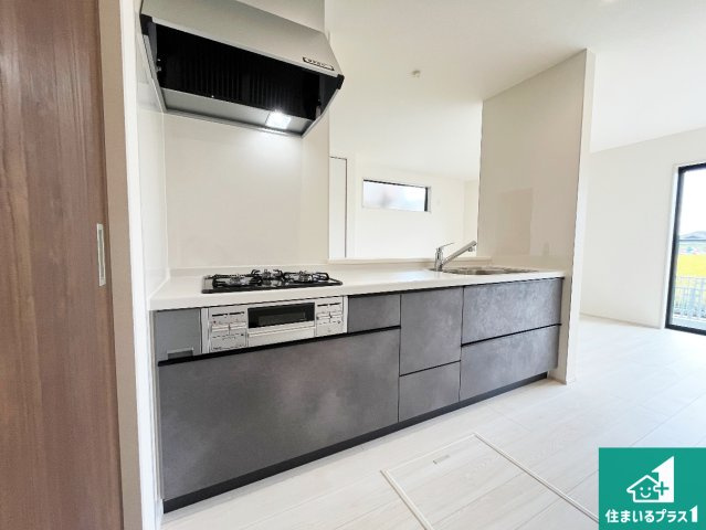 神戸市西区玉津町高津橋　第2期　新築一戸建てのキッチン|リビングと統一感があり、使い勝手のいいキッチン。広々としているので、二人並んで作業が出来ちゃいます。お子様と一緒に色々なお料理に挑戦できるスペースがあります。