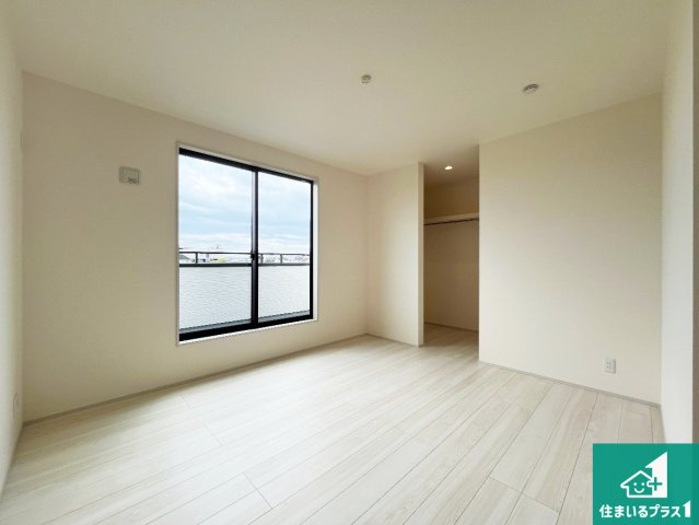 神戸市西区玉津町高津橋　第2期　新築一戸建ての洋室|寝室は心地よい眠りについてもらいたくて、シンプルかつ開放的な空間な設計にしています！大きな窓から差し込む日が心地いいです♪