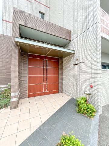 メゾンクラウン大手山のエントランス