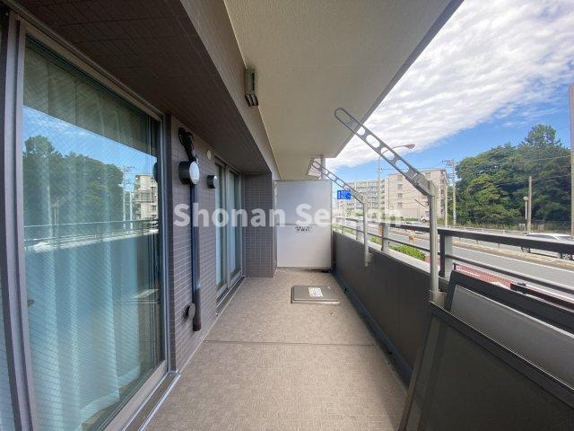 【バルコニー】 | 日当たりも良く、湘南の気持ち良い風が吹き抜けます。
