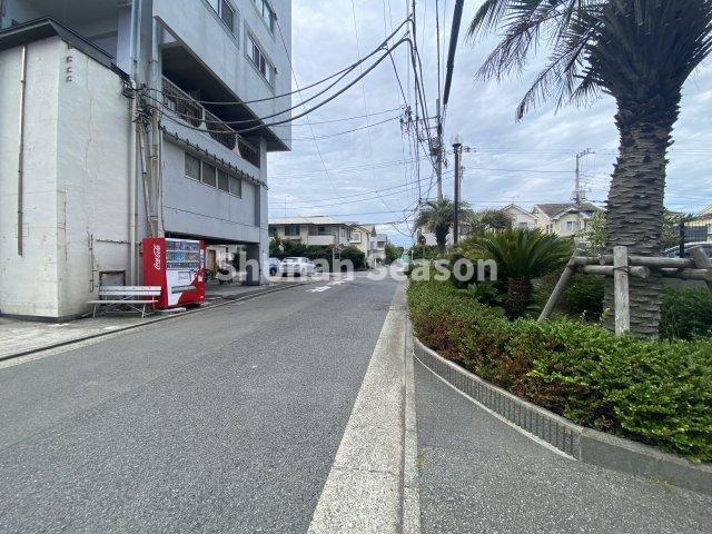 【周辺】 | 小・中学校近く、コンビニ（徒歩５分）暮らしやすさもお墨付きですよ♪